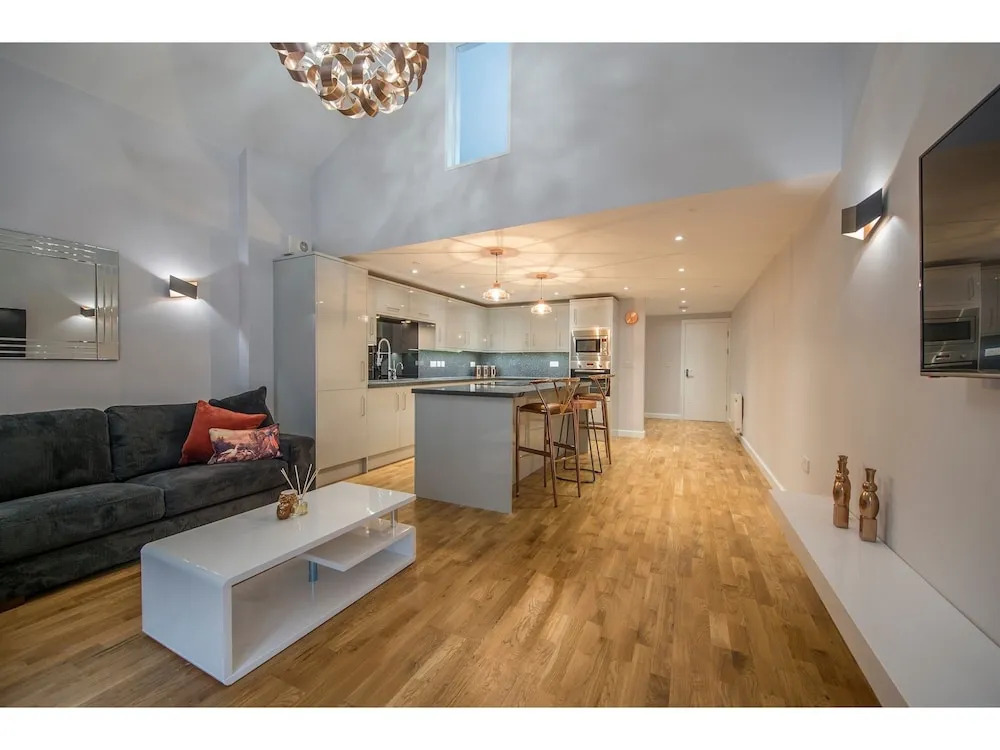 Modern, Stunning and Elegant 2 Bedroom Apt for 4