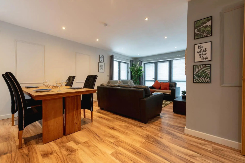 SideMersey Livings - Central Stay In 2 Bedroom Apartment with Parking