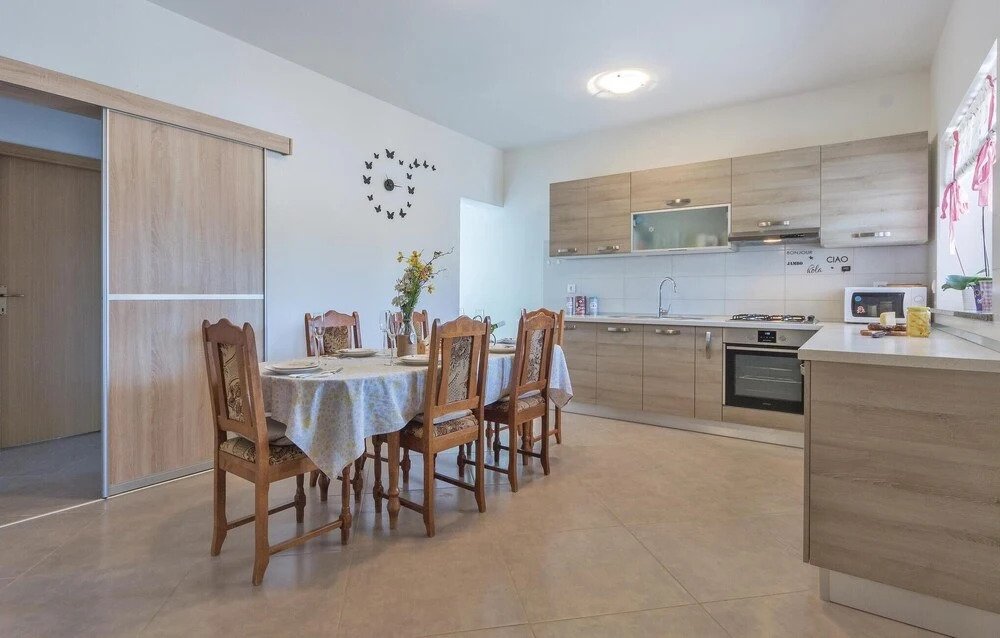 Three-Bedroom Holiday Home In Divsici
