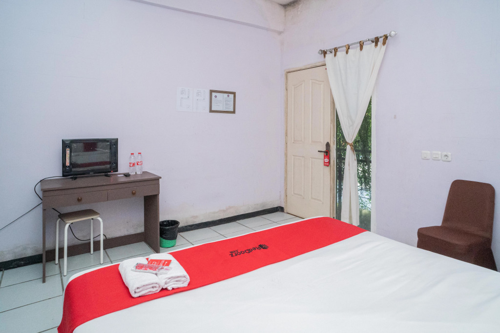 RedDoorz Plus Syariah At Lotus Hotel Bojonegoro