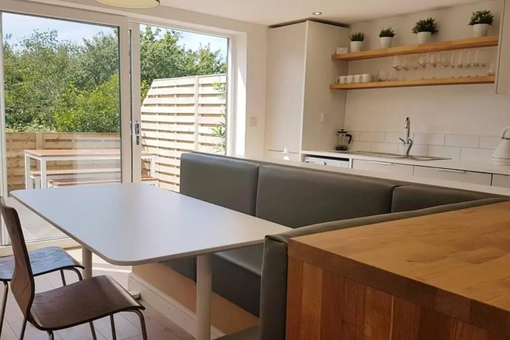 3 BED-EN-SUITE-PRIVATE-PARKING- Near RHOSNEIGR
