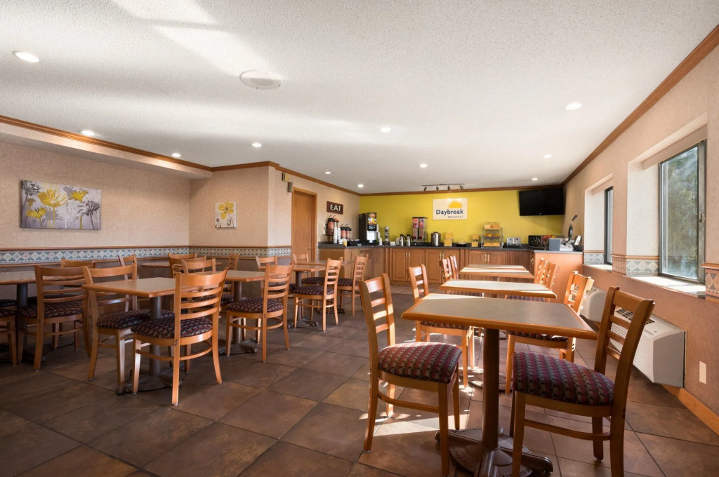 Days Inn and Suites Kansas City South