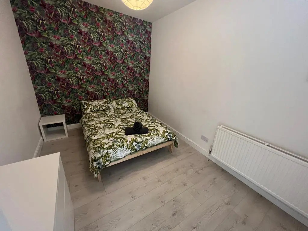 Tropical Apartment, 10 min from Blackpool tower, outside space, sleeps 12