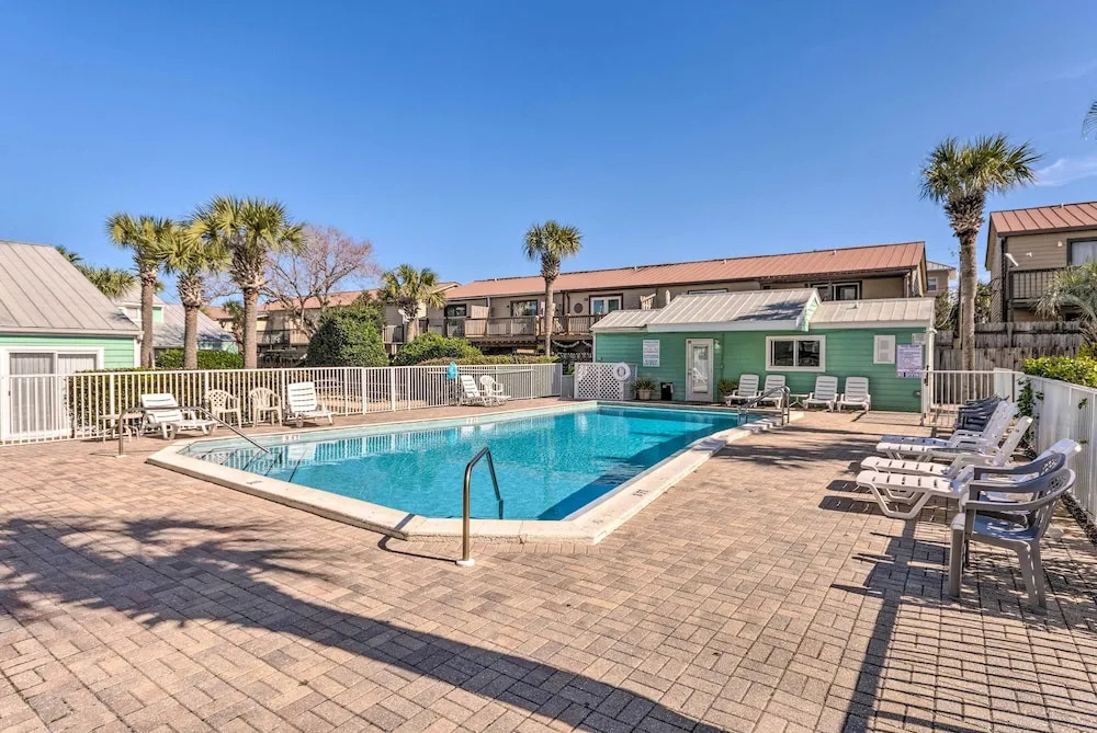 Vibrant Family Condo: 100 Feet to Private Beach!