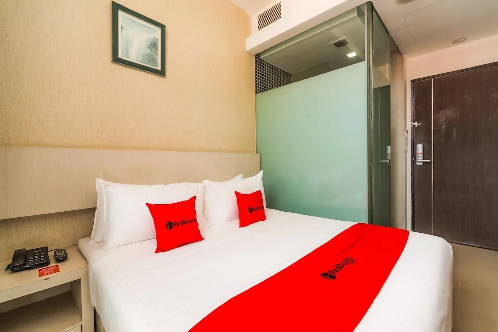 RedDoorz Premium @ Serangoon (SG Clean, Staycation Approved)