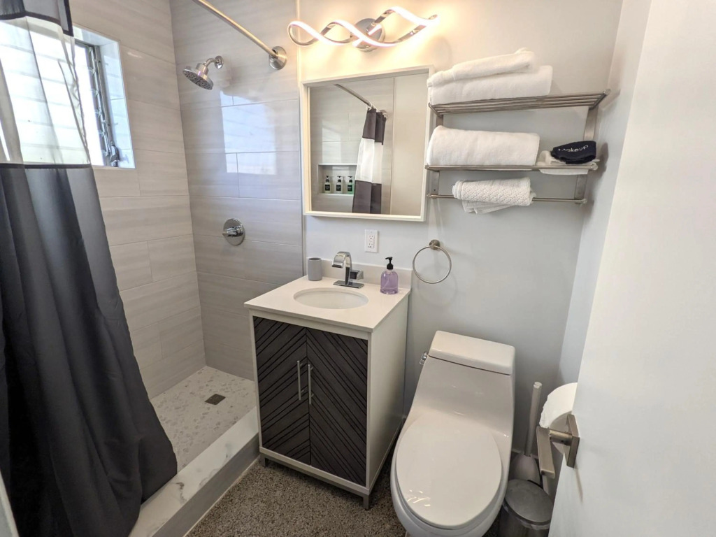 Modern Oasis! Walk to Beach, King Bed, Backyard & Workspace