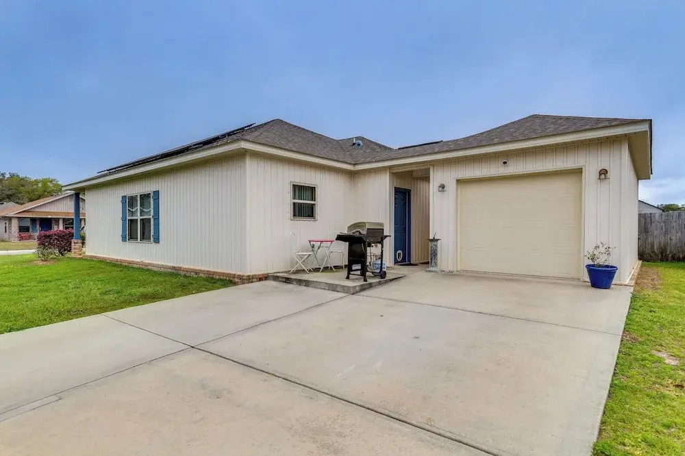 Pet-friendly Pensacola Home ~ 2 Mi to Bruce Beach!