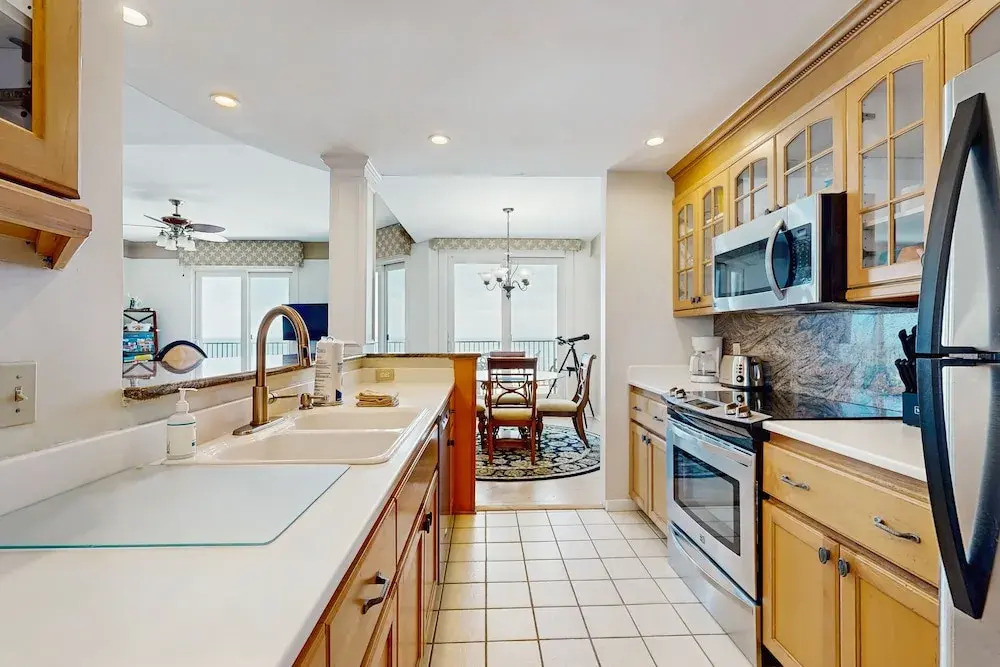 Ocean-view Penthouse With Pool, Balcony & Central AC - Snowbird-friendly