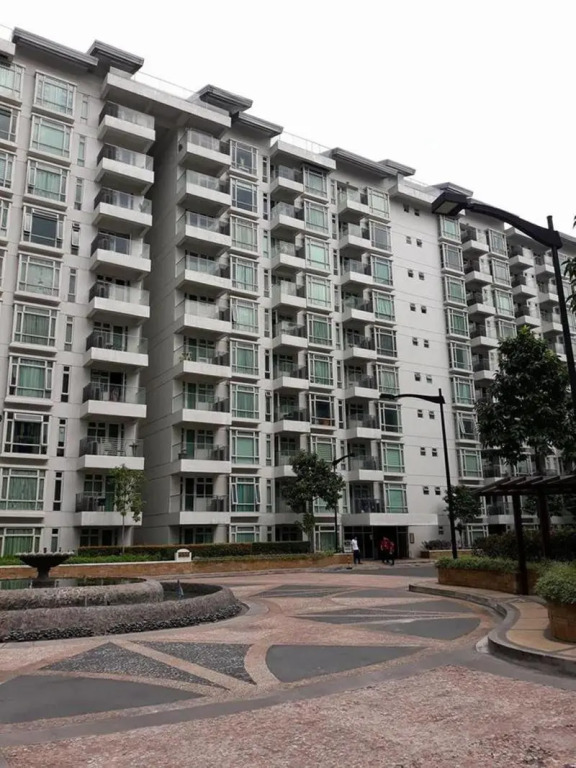Henrys Newport Deluxe Condotel