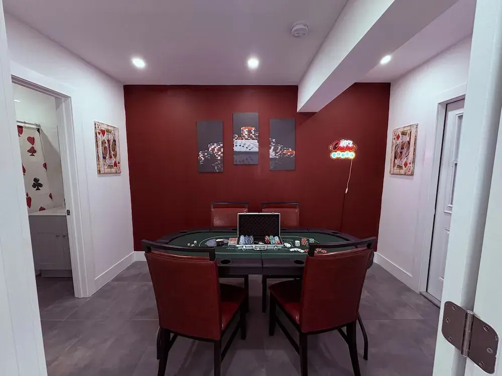 3-BDR Guitar House, Walk to Casino, located close to EVERYTHING