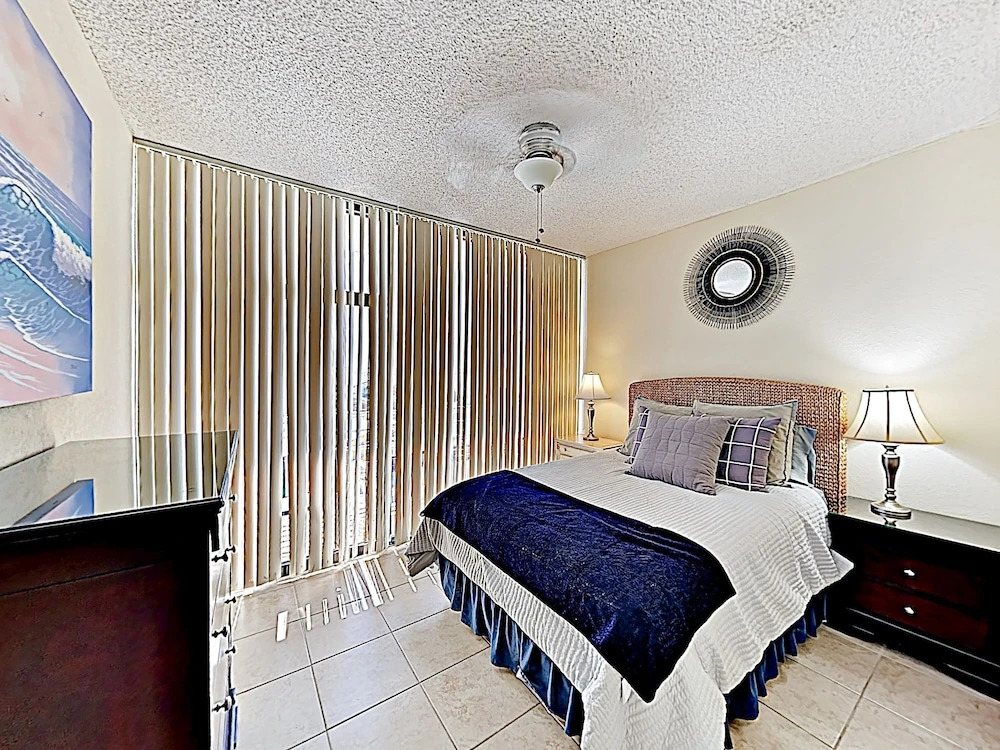 New Listing! Posh W/ Pool - Steps To Beach 2 Bedroom Condo