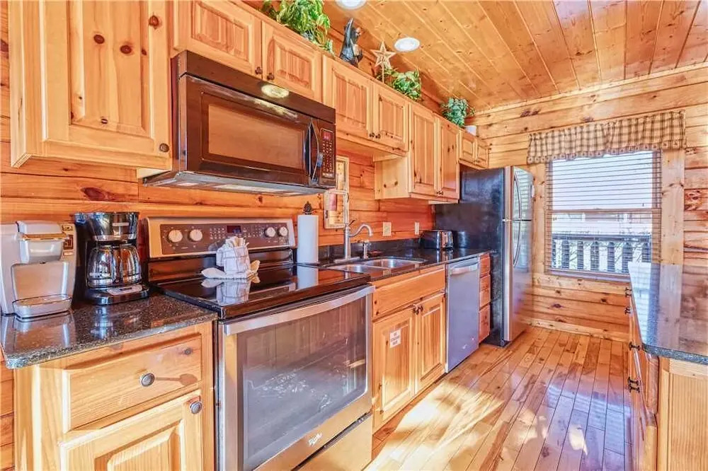 Smoky Mountain Retreat - Five Bedroom Cabin