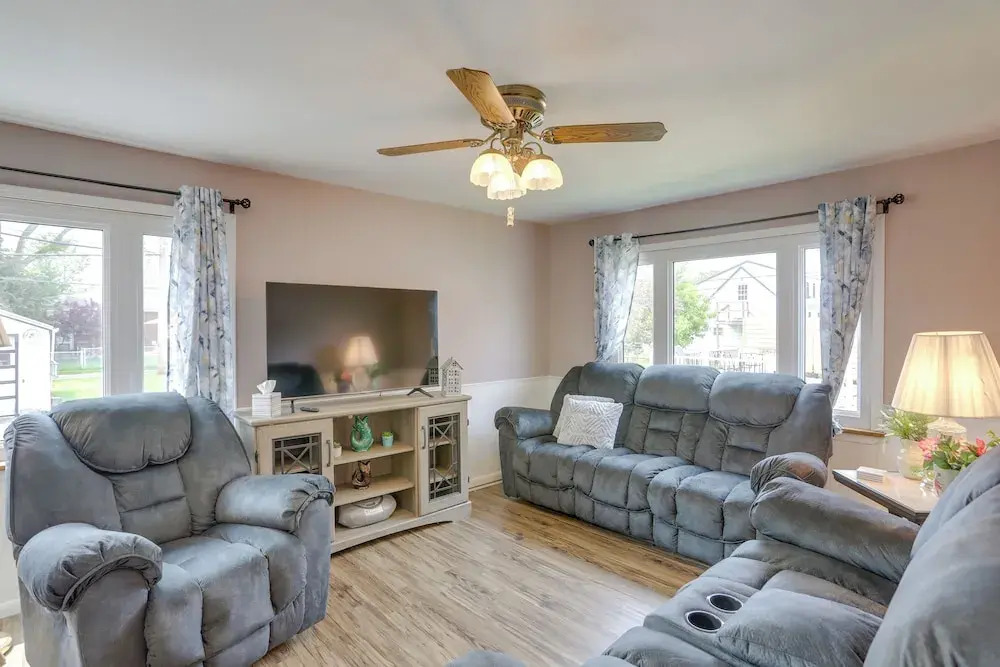 Home w/ Screened-in Porch < 1 Mi to Lake Erie
