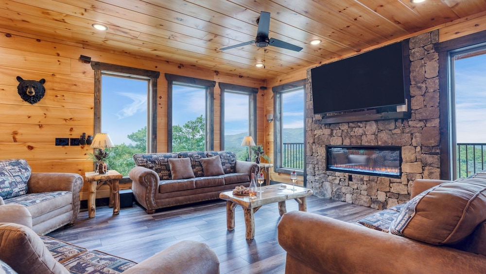 2 Homes Firefly Trail Way by Avantstay Sleeps 28, Indoor Pool + Hot Tub + Movie Theater & Game Room