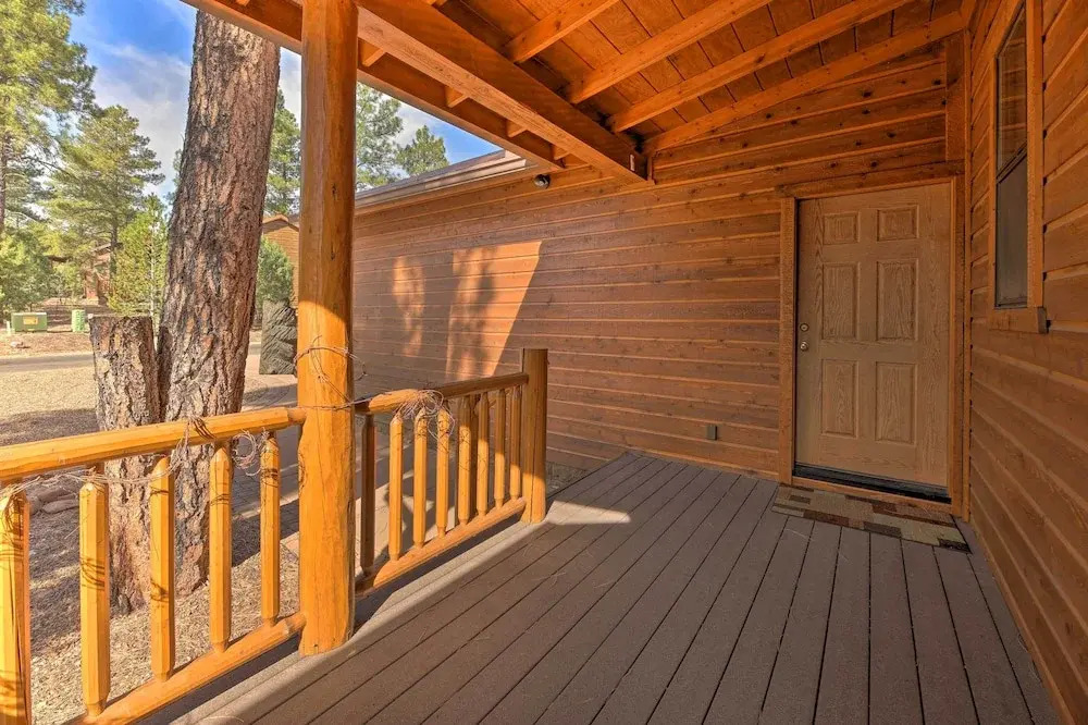 < 4 Mi to Fool Hollow Lake: Cabin w/ Tranquil Deck