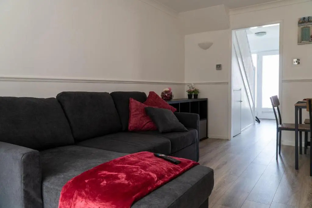 OnSiteStays - Ideal Long Term Retreat, 2-Br House with Conservatory, Parking & Wi-Fi