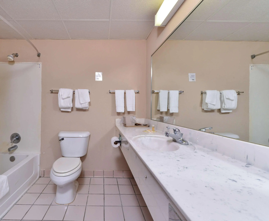 Econo Lodge Inn & Suites Warsaw