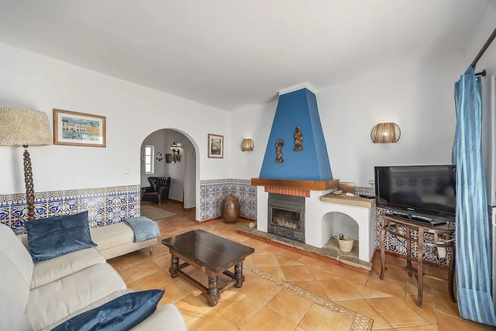 Muxima in Quelfes With 3 Bedrooms and 2 Bathrooms