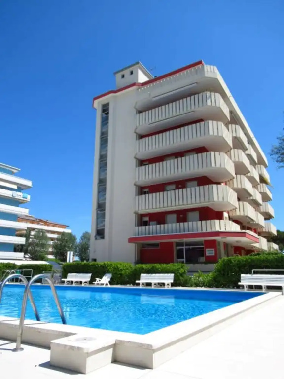 Red Flat With Shared Pool and Private Parking