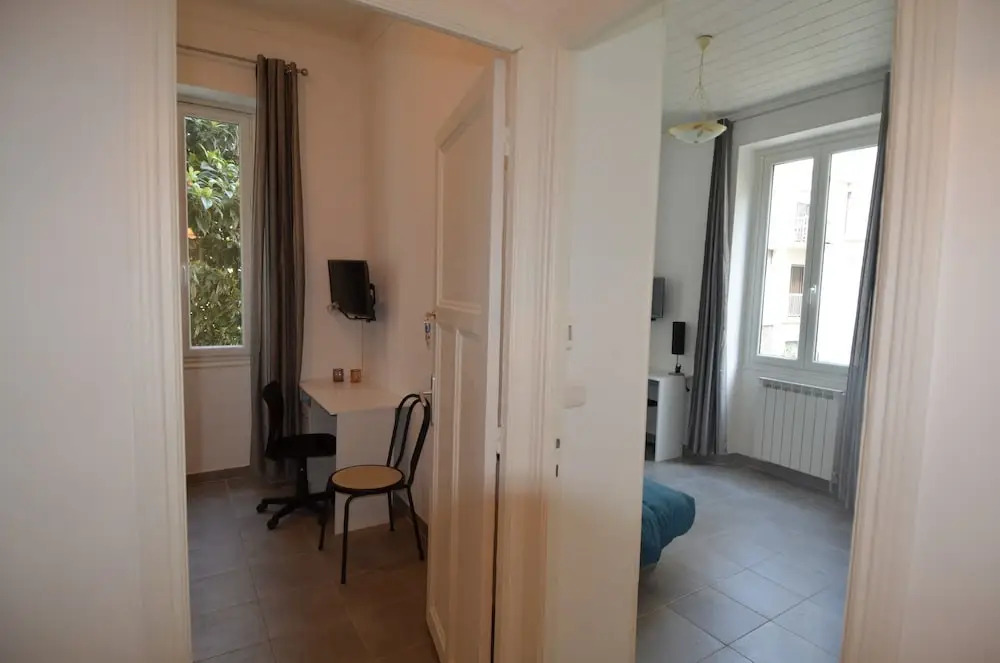 Quiet Modern Studio In The Heights Of The Port Of Nice