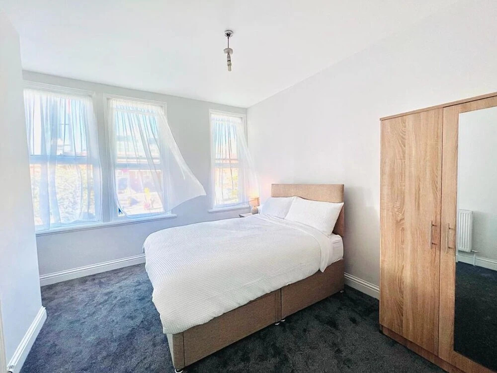 Spacious 6 double-bed rooms C2C Southend