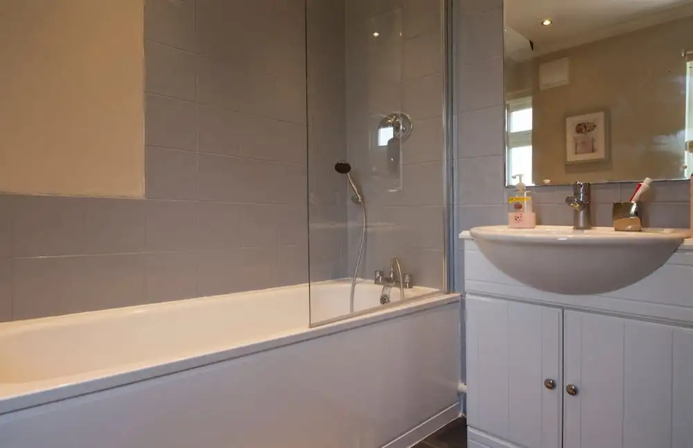 Spacious 3-br House W/conservatory in Greenwich