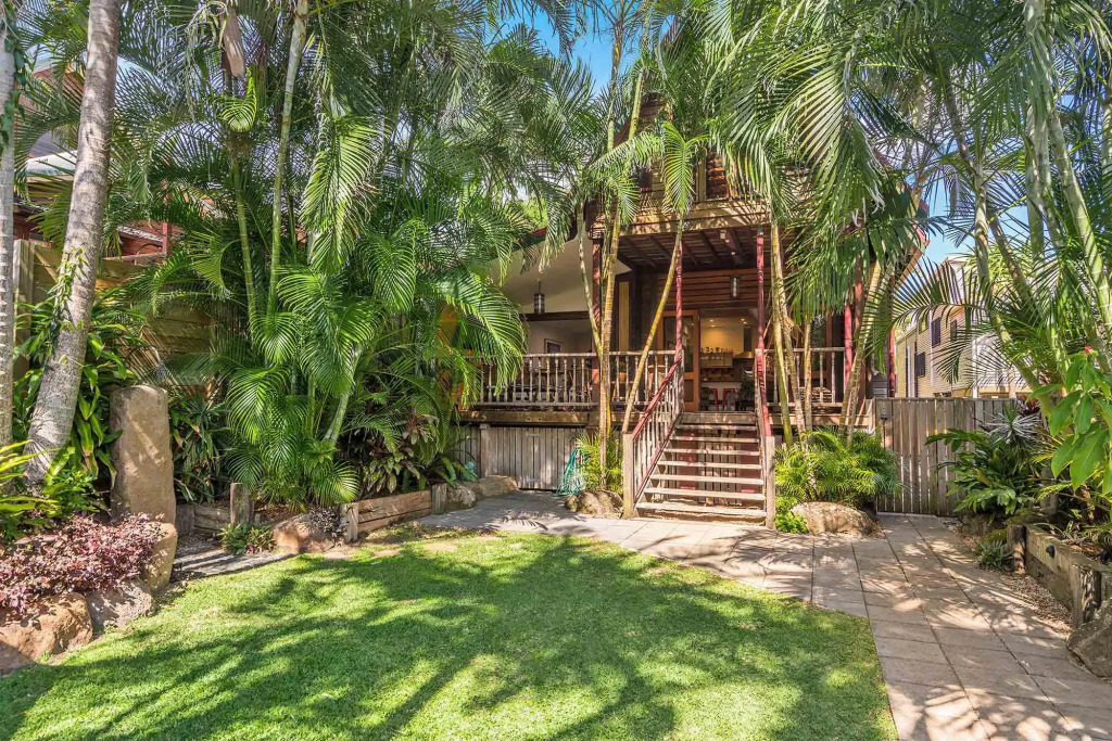 Longhouse - spacious 4 BR Belongil Beach retreat
