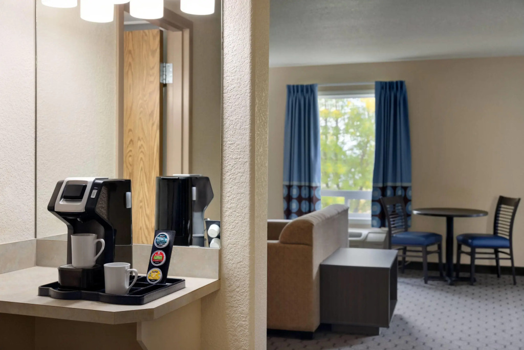 Super 8 by Wyndham Swan River MB