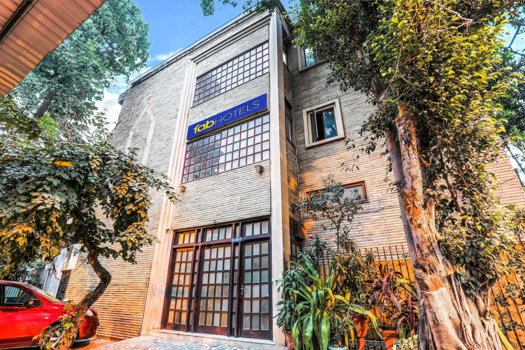 Via Hemkunt Mansion - Nr Noida Sector-15 Metro