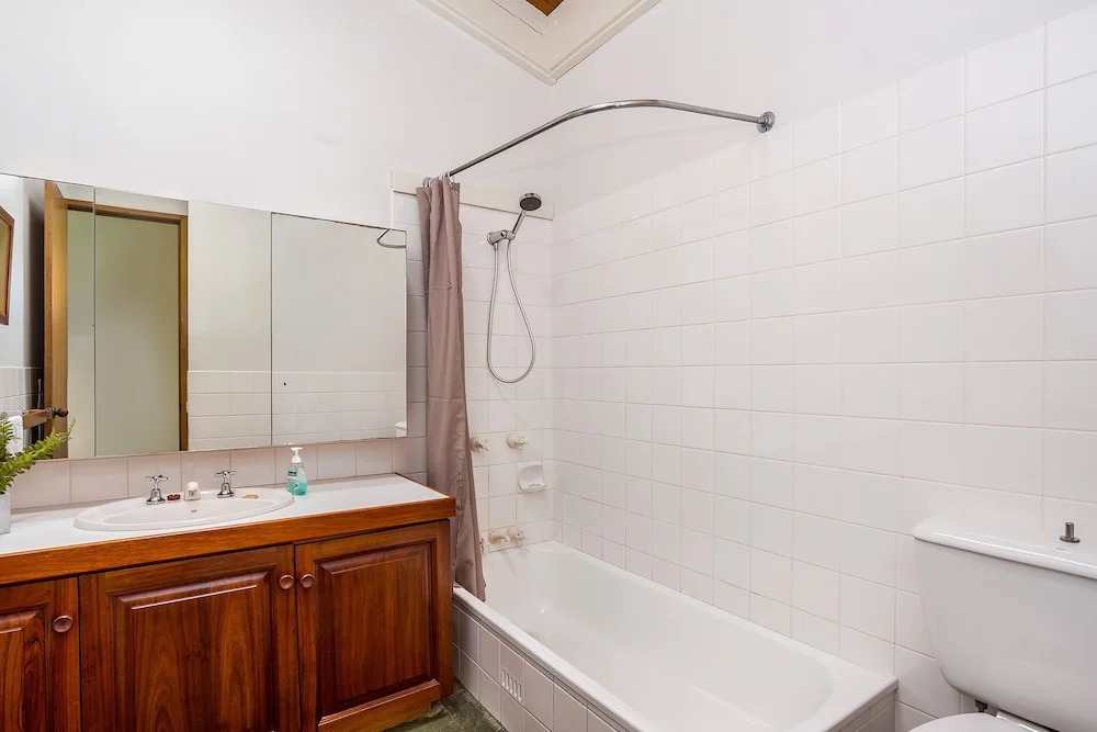 Cape Breeze - 5 BR home with headland views