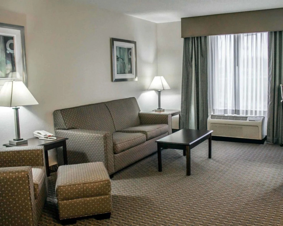 Copley Inn & Suites By OYO Akron OH