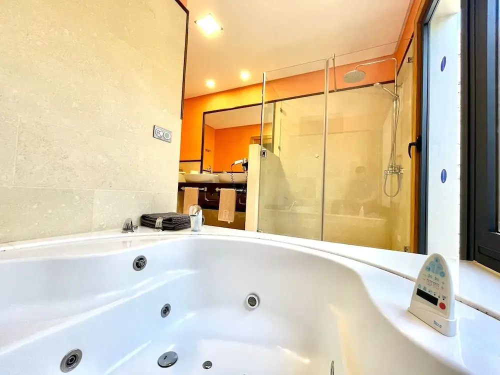 Villa Sleeps 6 with Pool Private & sauna