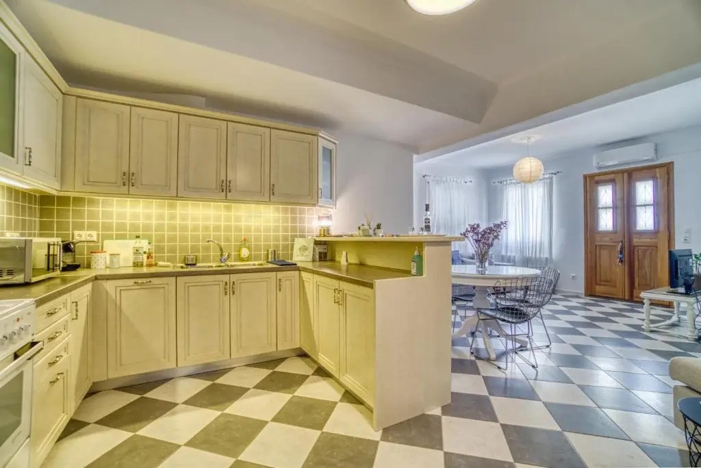 Stylish, Cozy 2-BDR Flat in Andros Town
