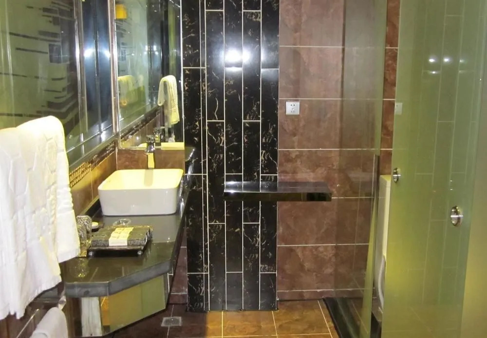 Jixiang Holiday Hotel (Nanning No. 33 Middle School Metro Station)(锦文大酒店(三十三中地铁站店))