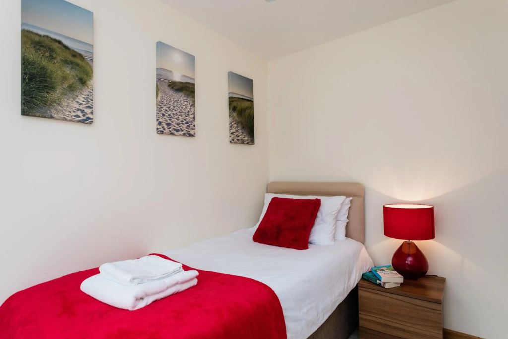 4 bed detached house - Freshwater
