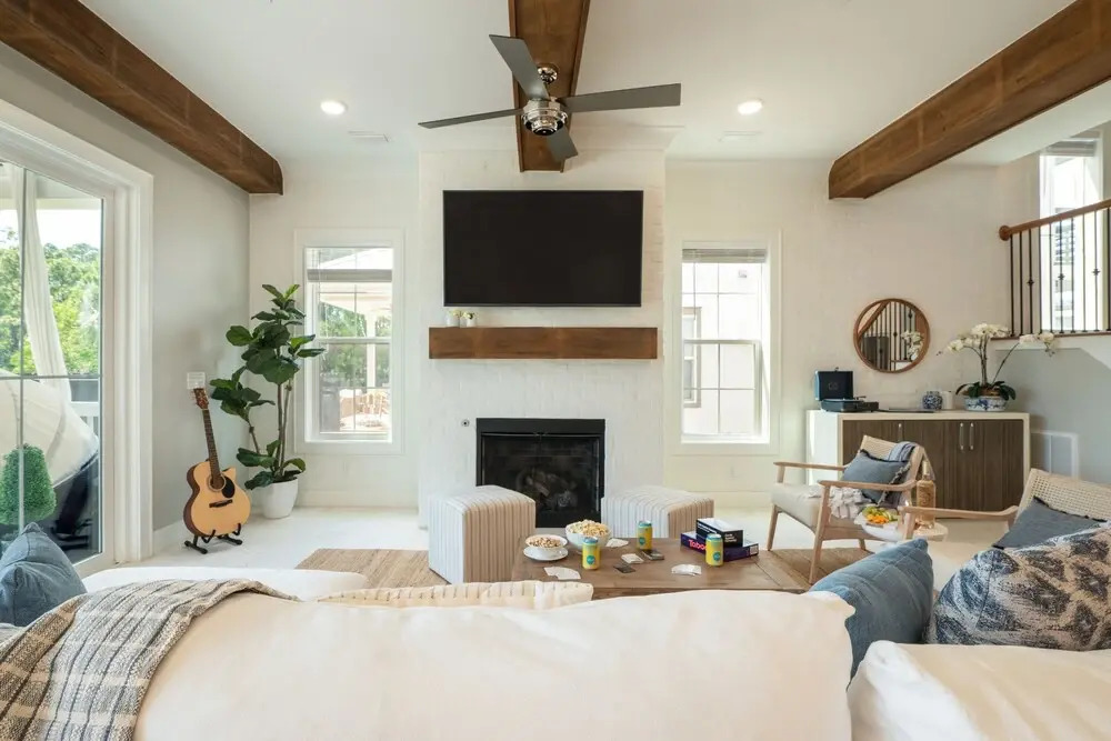Edgewater by Avantstay Gorgeous Character Lakefront Home w/ Private Dock