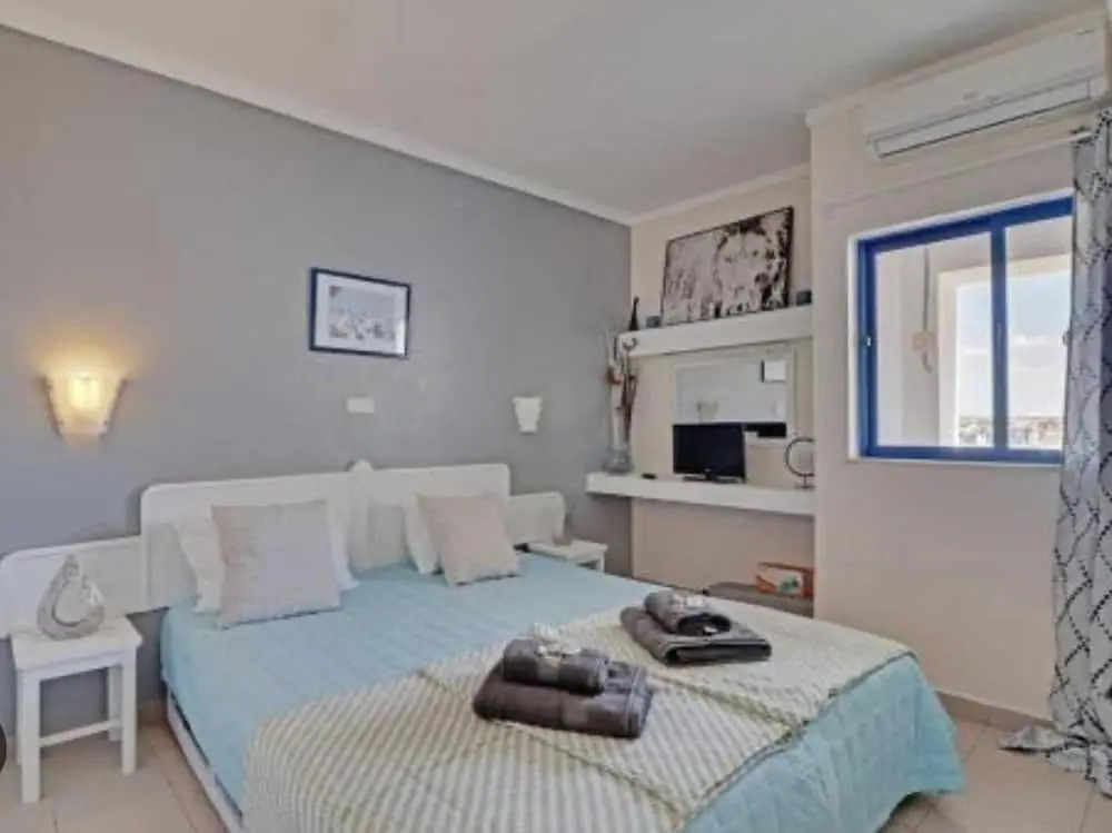 1-bed - Sleeps 4 - Free Parking