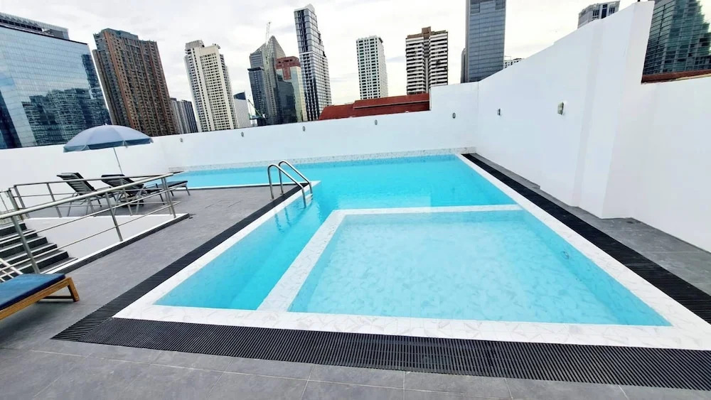 2D - 3 Bedroom Downtown Apartment With Shared Pool