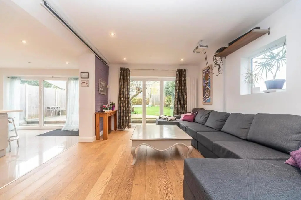 6 bedrooms beautiful home 3 bathrooms, quiet location with garden near Legoland Windsor Heathrow