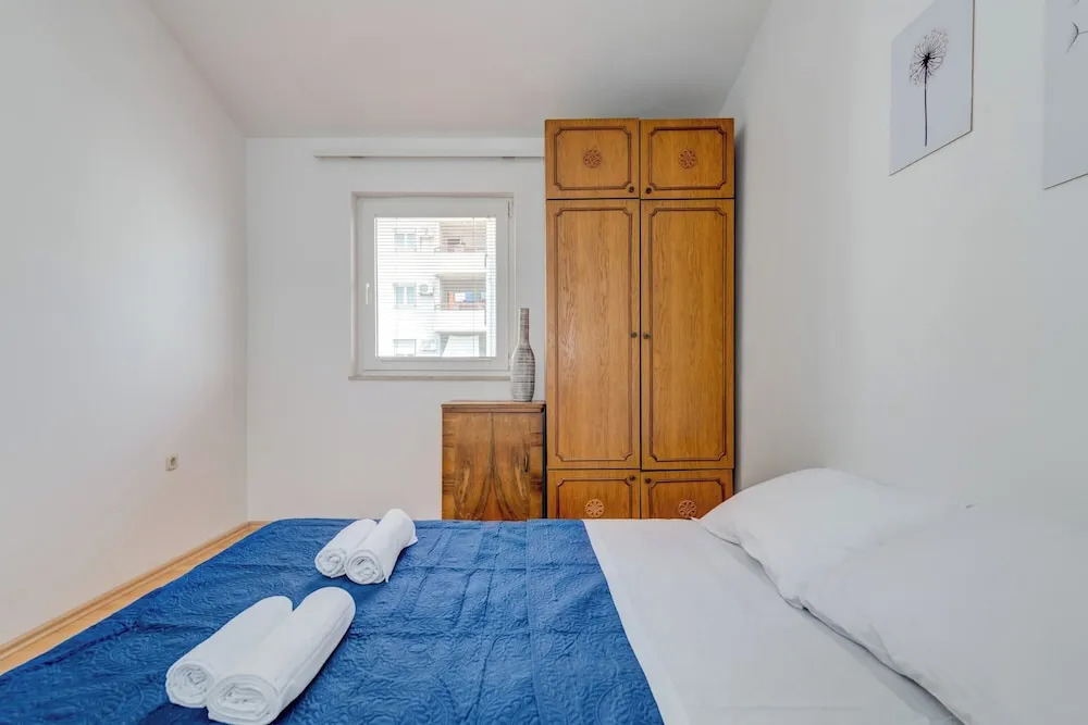 Spacious Apartment w Three Balconies and Parking