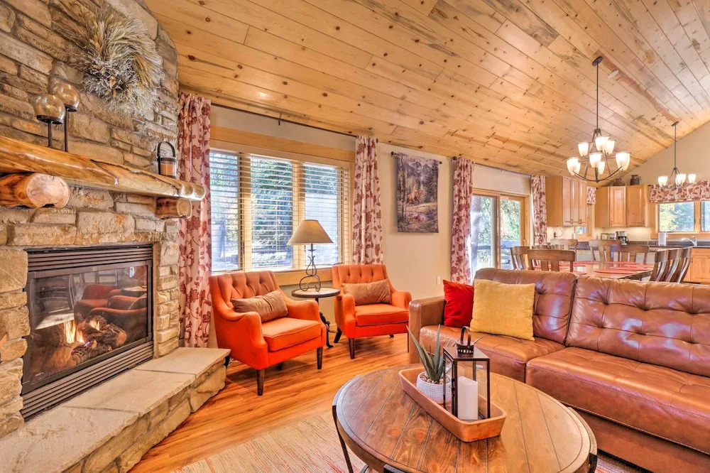 Luxury 4 BR Cabin: 2 King Suites on Shuttle Route