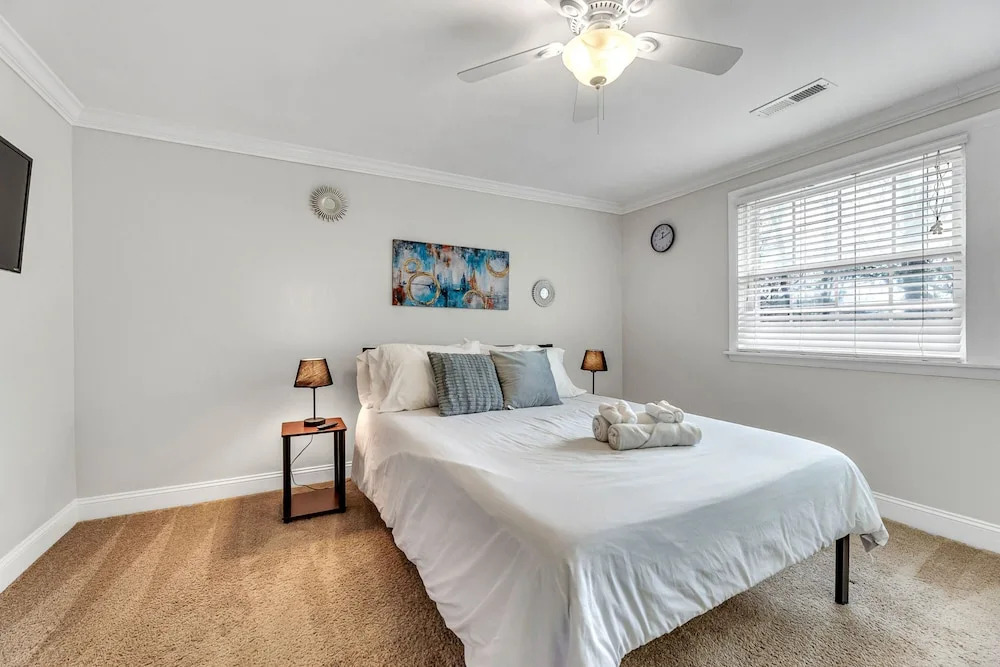 Stylish, spacious Uptown Condo! Perfect for large families and groups! Private patio! Minutes from downtown and airport!