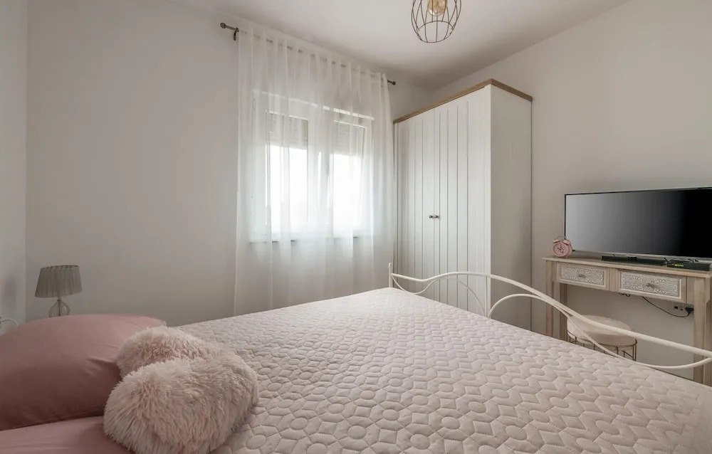 Gorgeous Home In Radeki Glavica