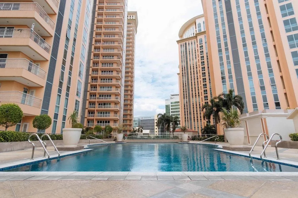 Reddoorz Premium @ Venice Luxury Bgc 2