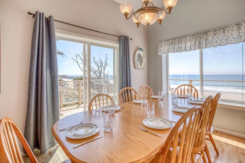 Oceanview Hot Tub and Cozy Bonus Room - Charming Coastal Retreat