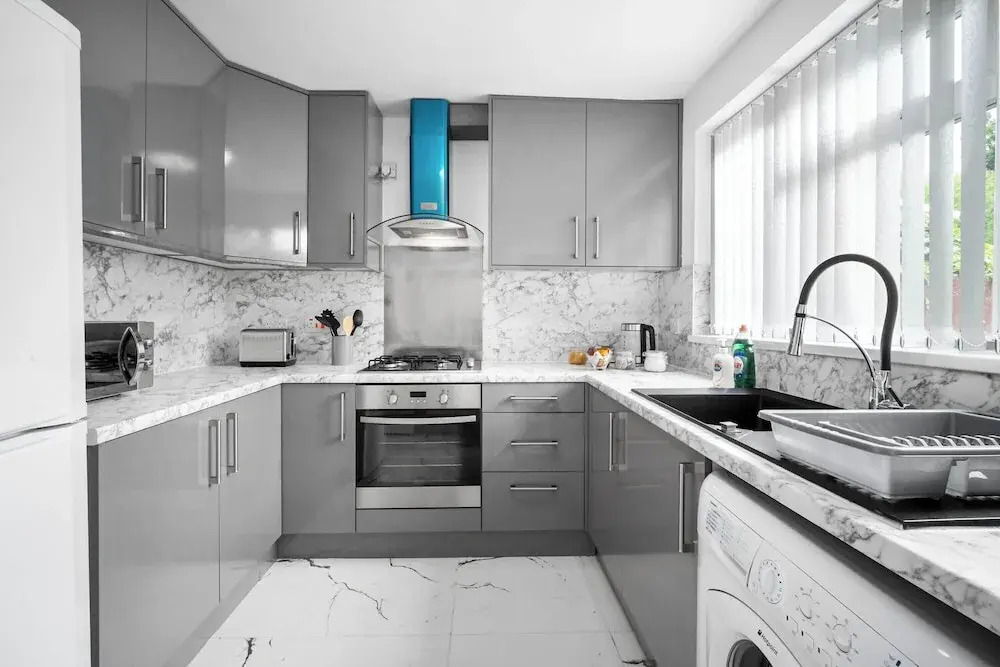 3 bed House/free Parking/contractors/families
