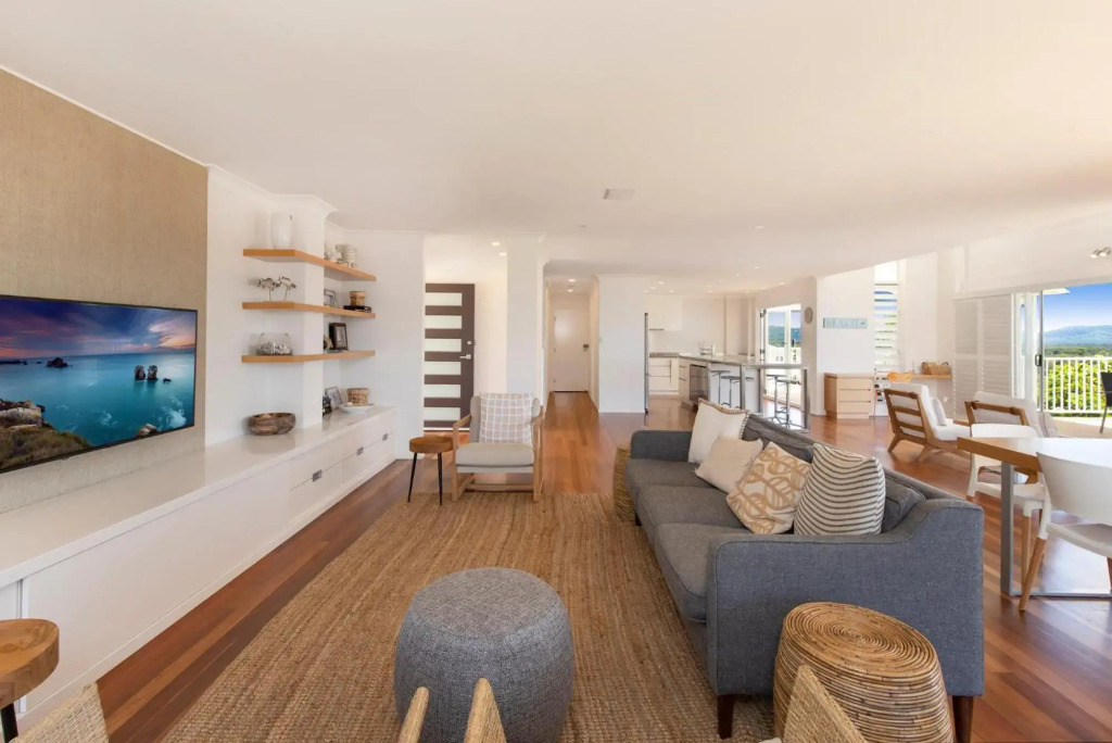 The White House - Central Coolum with Spectacular Ocean Views and WiFi