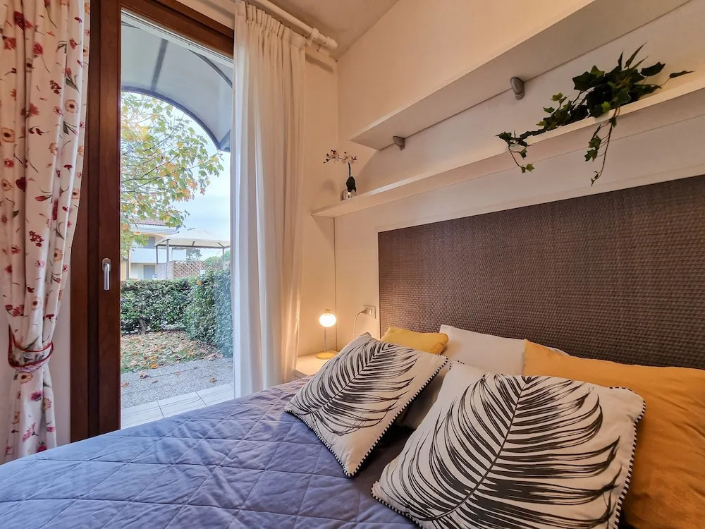 Colourful Flat With a Fenced Garden and Fireplace