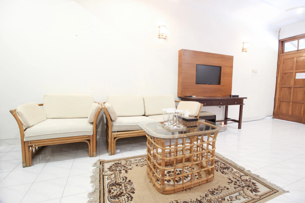 RedDoorz Plus near Alun Alun Selatan 2