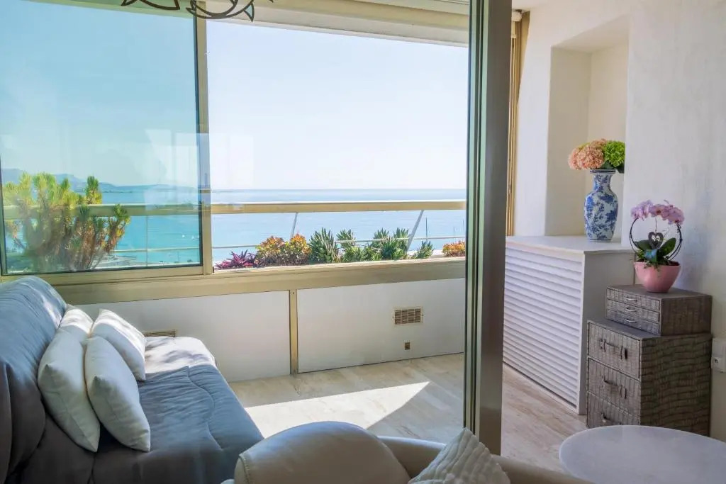 Sea view luxury apartment